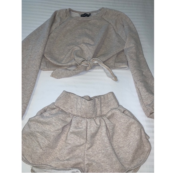 Pretty little thing set size 2 only worn once - Picture 1 of 3